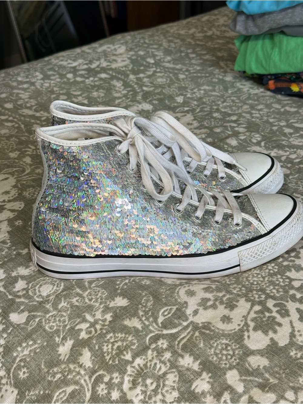 Converse Women’s 8.5 High Top Silver Glitter Sequined Lace Up Sneakers